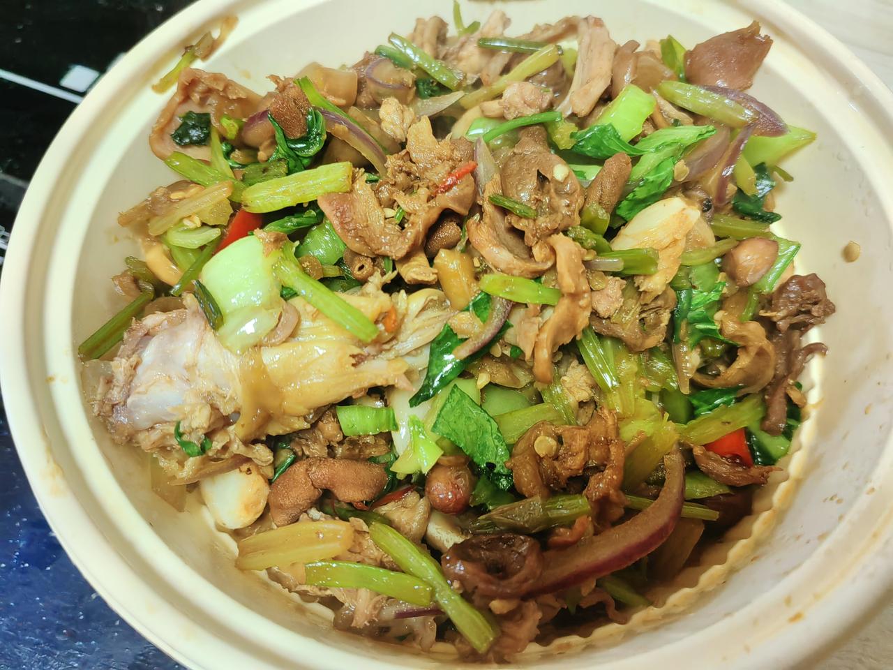 午餐。昨晚打包回家的辣椒鸡杂，加椒麻鸡，另外切了两棵青菜。配米饭，下饭。
​我是