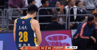 考验年轻人的时候，陈家政上来执行罚球，因为王少杰的手又被打到了，很疼。广东男篮v