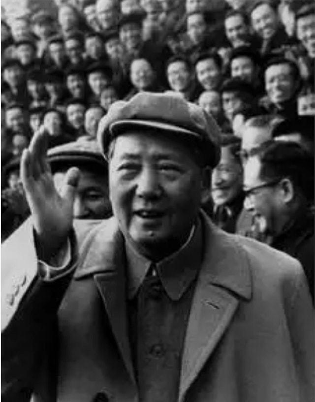 1956年10月6日，毛主席亲自送人去机场，回来路上，他突然提了个要求，秘书一听