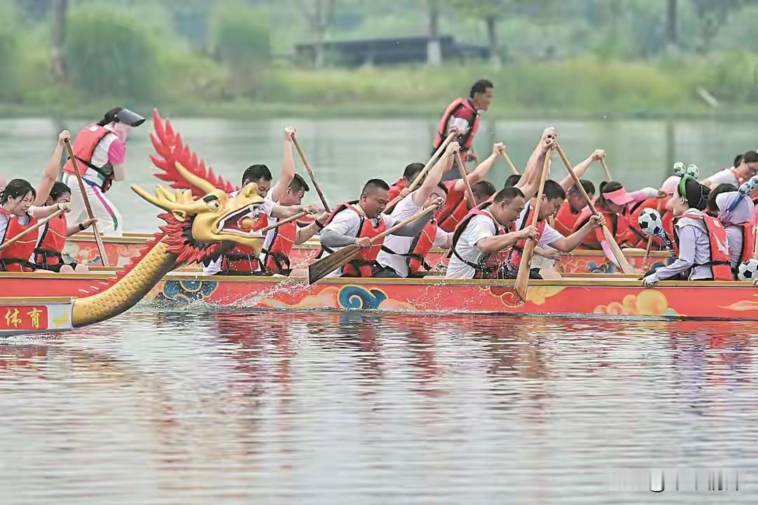 新津县2026年6月19日端午节的龙舟比赛也在南河新津段拉开了序幕，来自各地的选