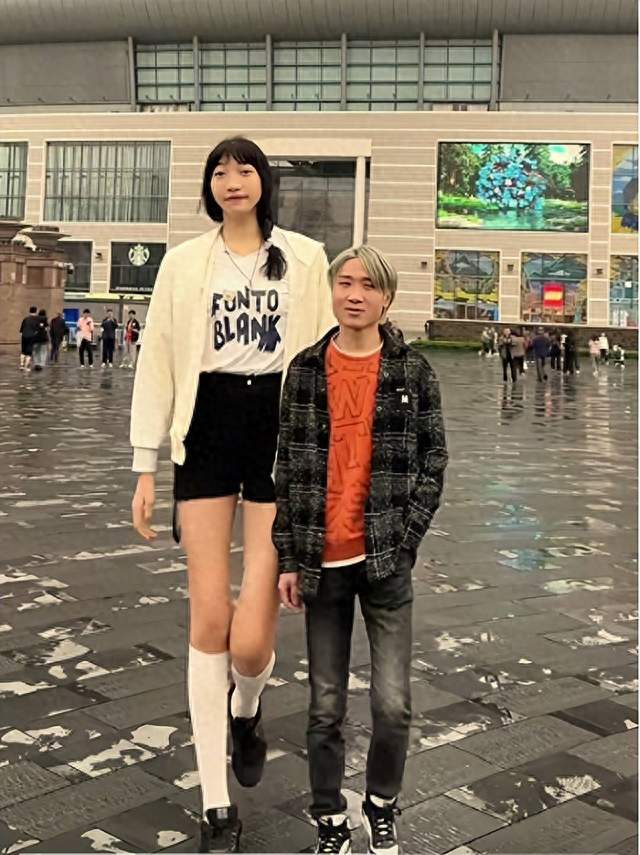 靠身高差走红的小玥，生前常年被病痛折磨