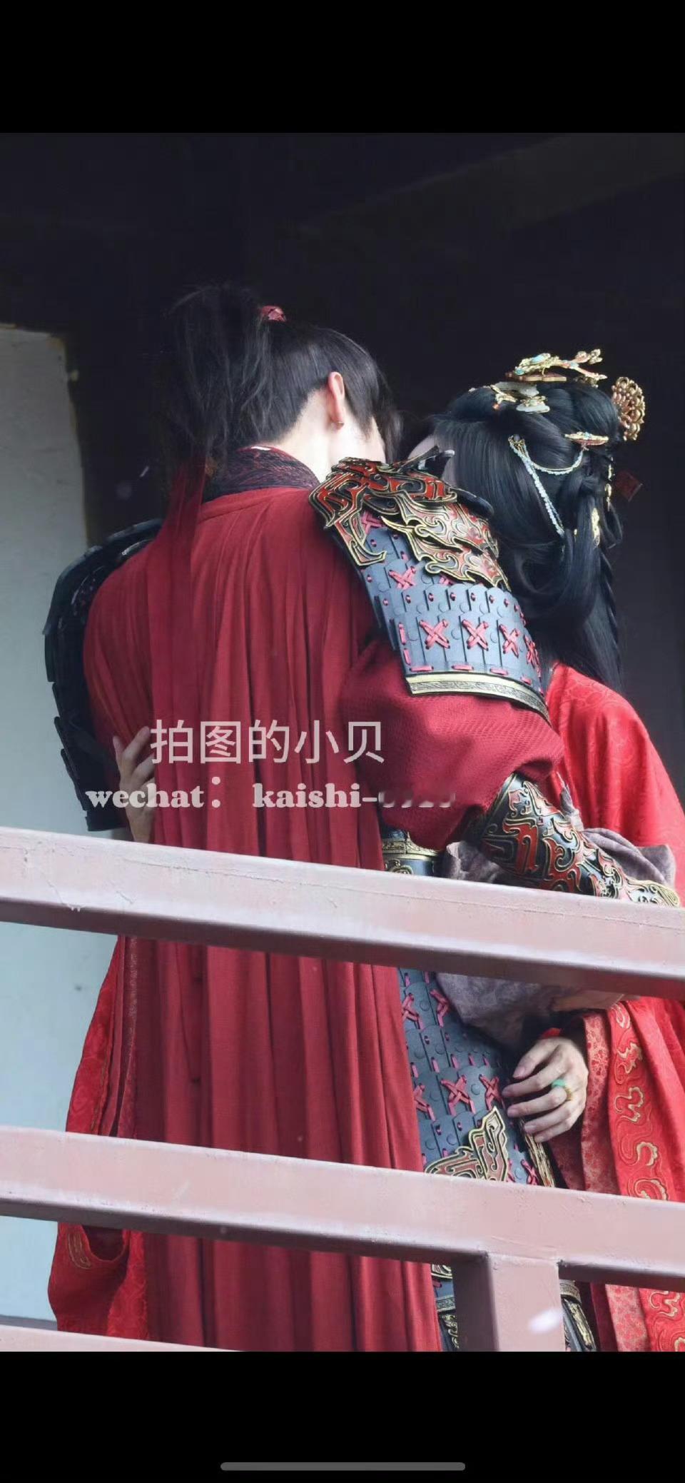 陈都灵周翊然翘楚红衣吻戏路透陈都灵周翊然翘楚城楼吻戏路透 ​​陈都灵周翊然红衣吻