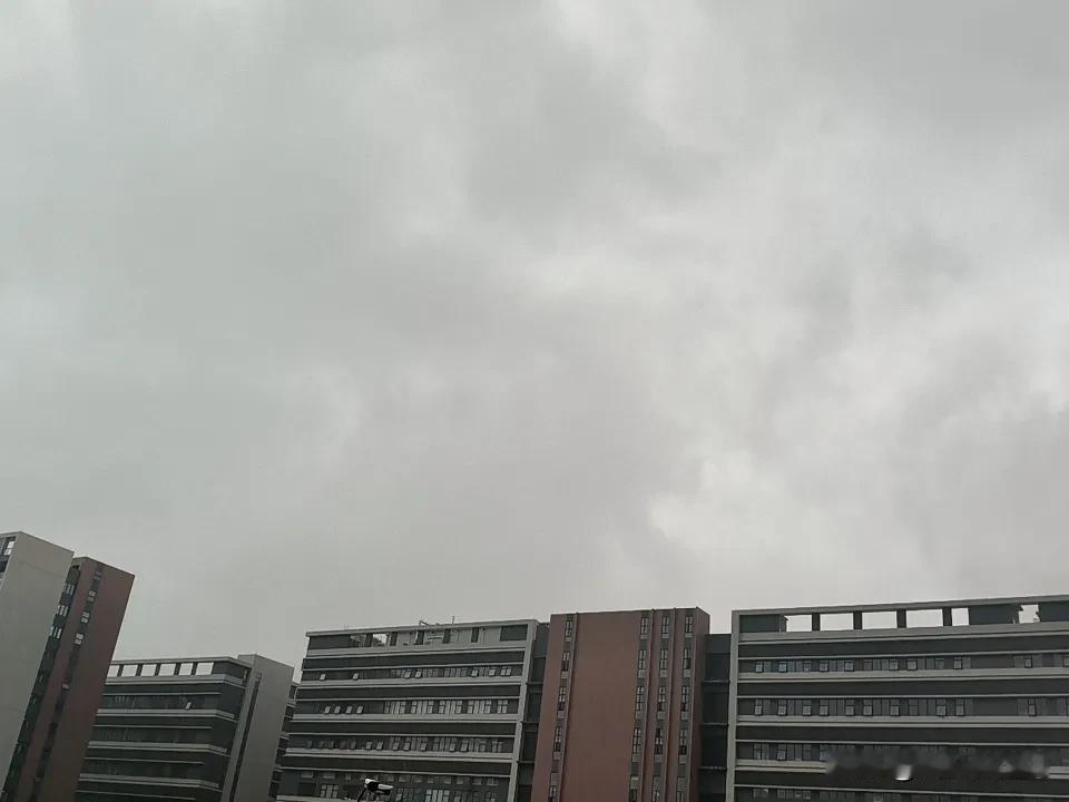 天都黑了-2026/05/14  1:06PM
狂风暴雨也来了
你们那里下雨了吗