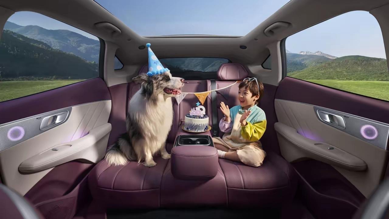 2026年4月过半，年轻人买车的特点真实显现∶
1、看重智能座舱和高阶智驾，不搞