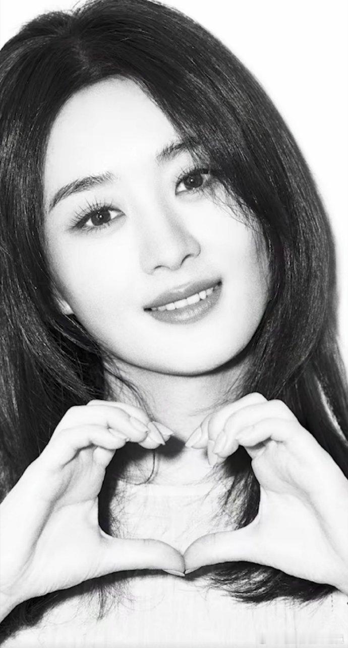 电影《乔妍的心事》官宣！赵丽颖辛芷蕾双生姐妹背后抱。今日，电影《乔妍的心事》首曝