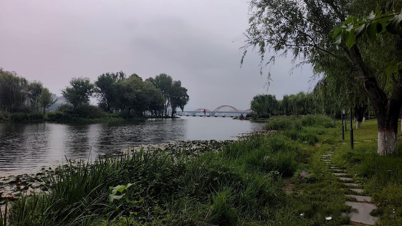 夏日出去玩
就喜欢阴天还不下雨
走路看景
既不晒又安静
拍出照片也很有意境～
[