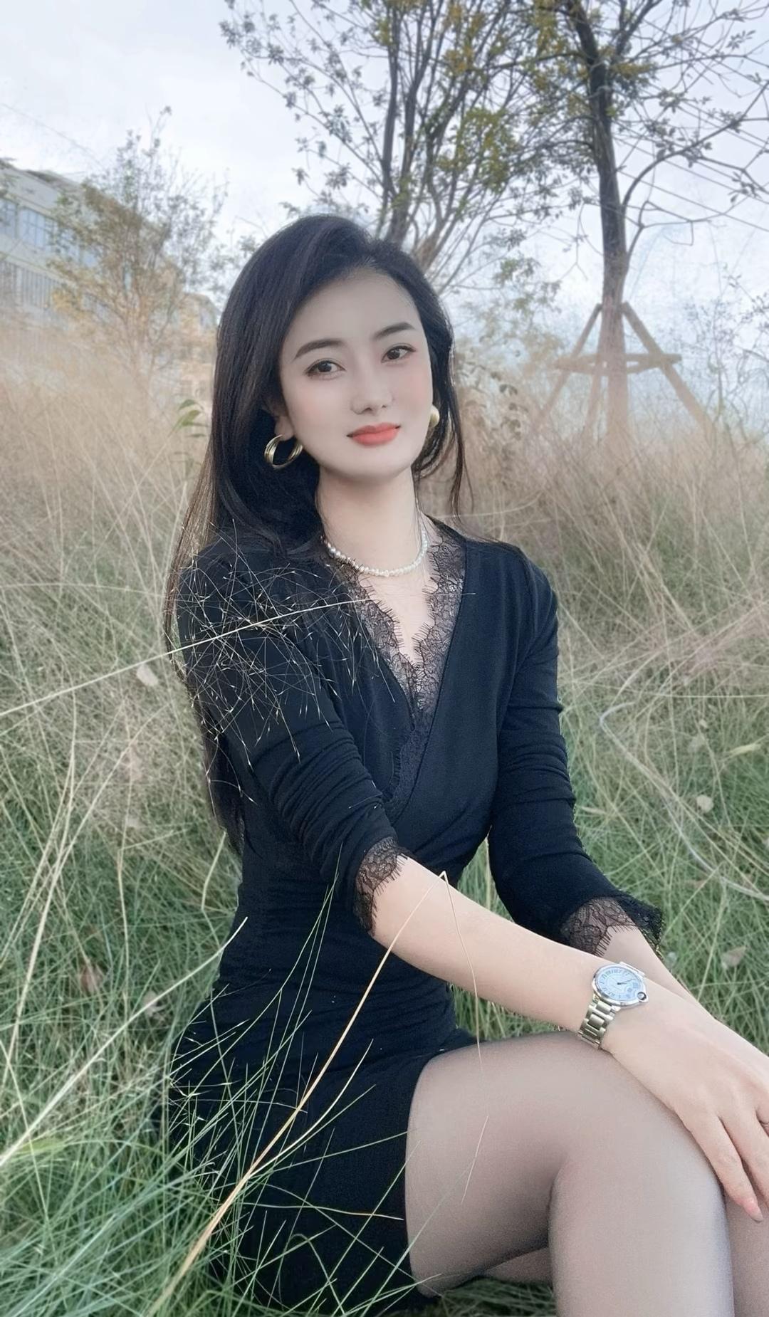 优雅黑裙，自然野餐，甜美笑容，时尚穿搭
草间的慢时针
 
草丝是被风牵着手，轻轻