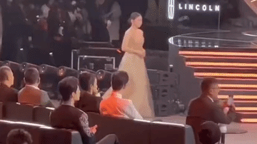 大叔也没法抵抗肖战的魅力！只见他先拿手机拍前方，再装模作样的环场拍，最后终于不装