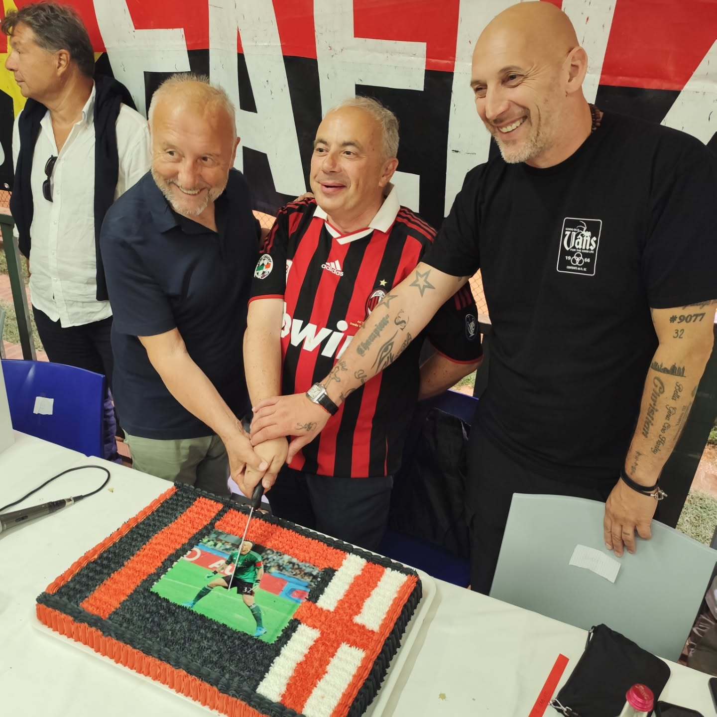 【📸】 🔴⚫️ 扎切罗尼🇮🇹和阿比亚蒂🇮🇹共同参加球迷团体的活动。s