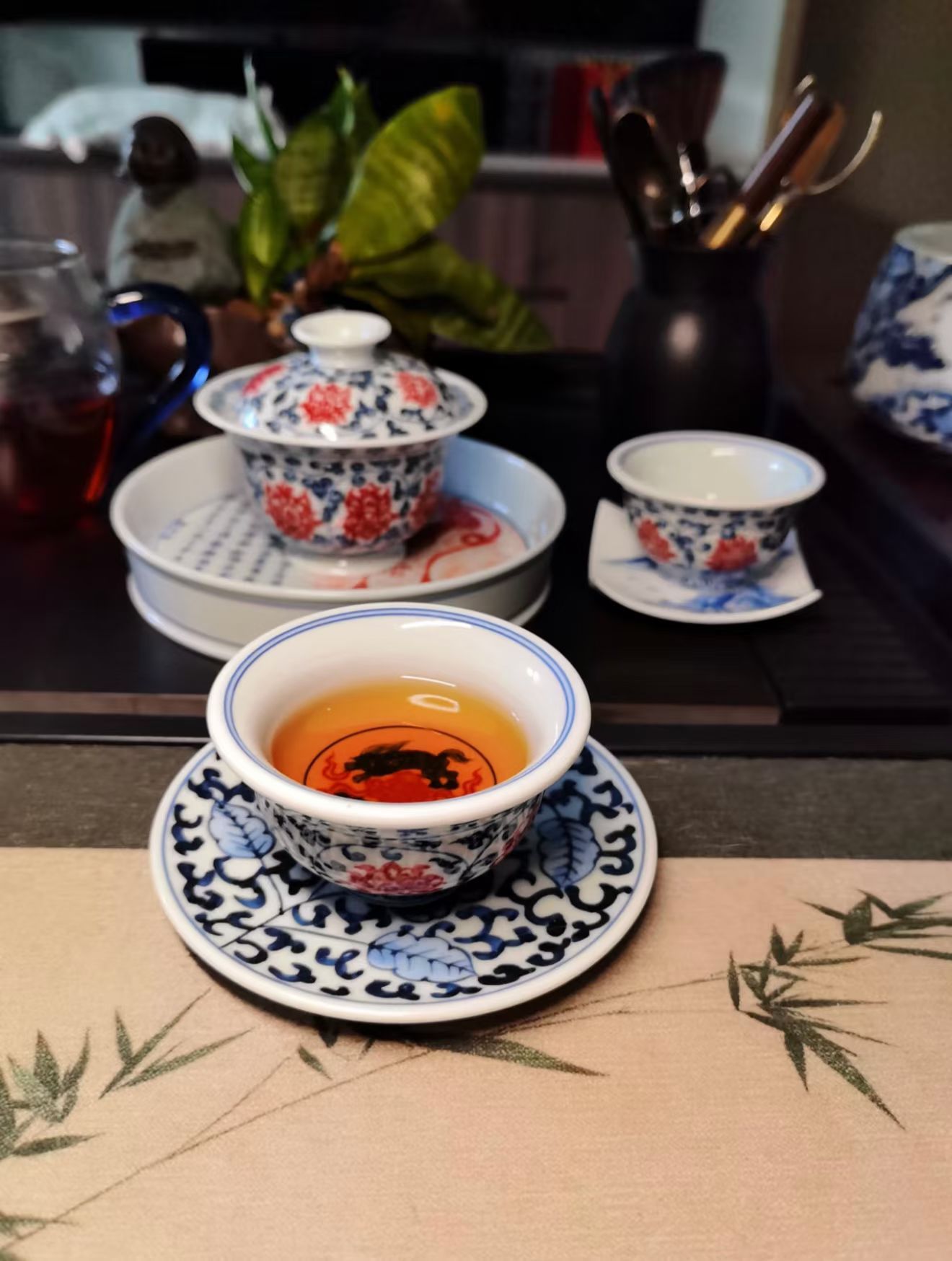 茶道  经营茶室，从来不是精于算计的生意。茶空间，应该是喧嚣都市里的一隅静心驿站