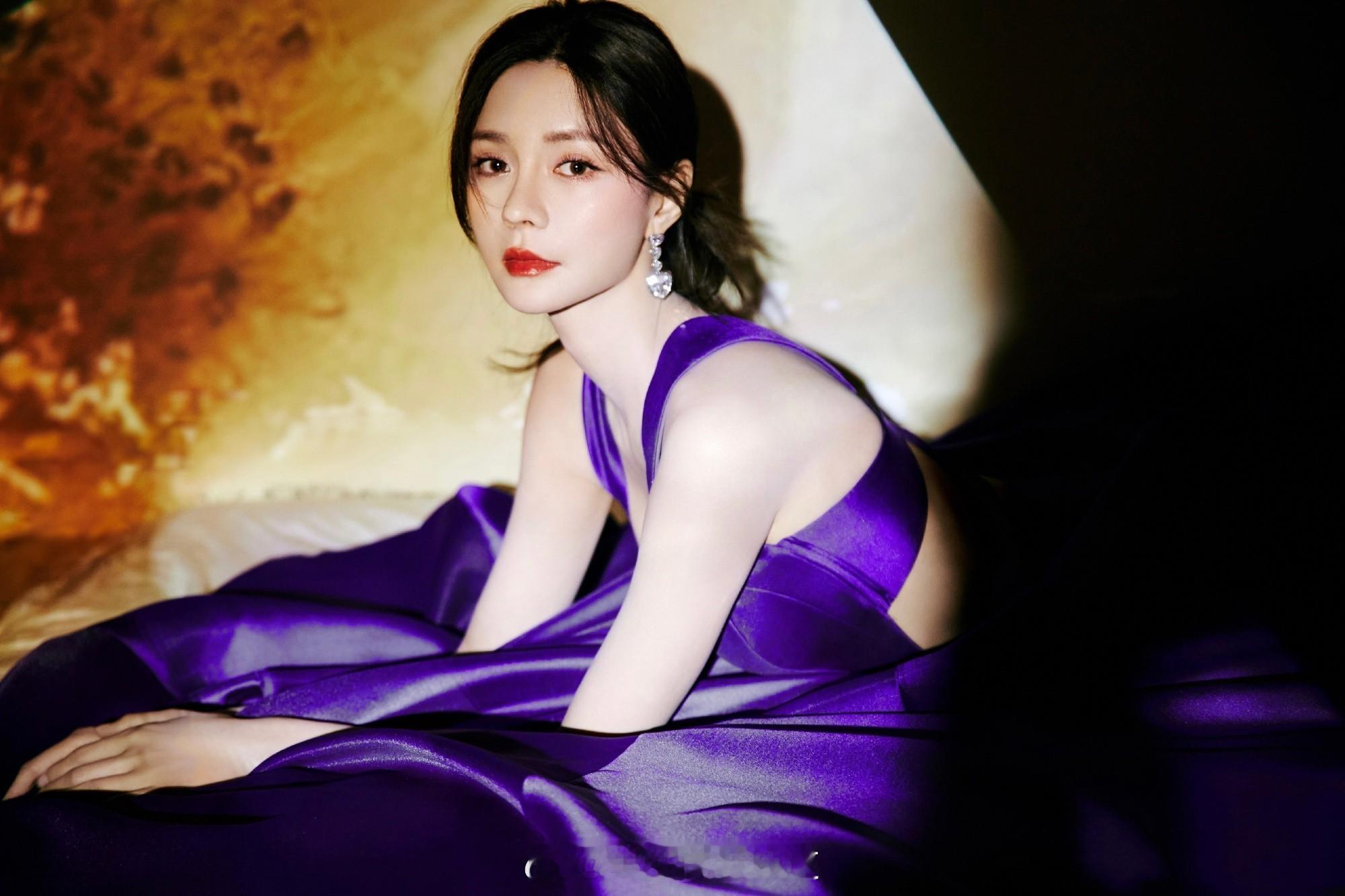 沈梦辰紫色长裙温柔甜美 