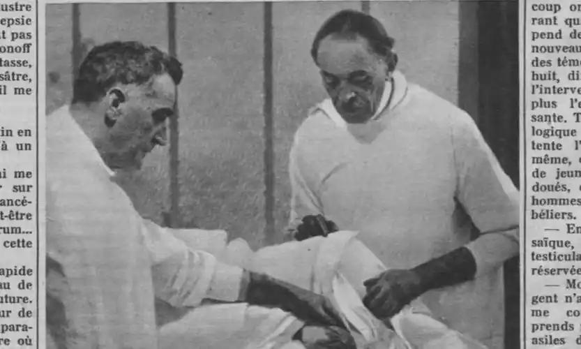 1920年，一位俄罗斯医生突发奇想，竟把猴子的睾丸，植入到一个老头体内。

手术