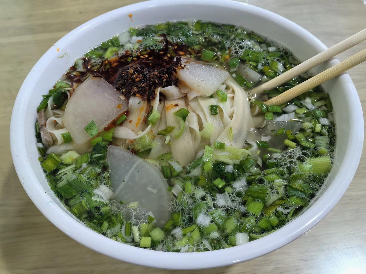 兰州的吃货们请进。牛肉面百吃不厌，每次路过都必须吃一餐，但有个解决不了的问题，就