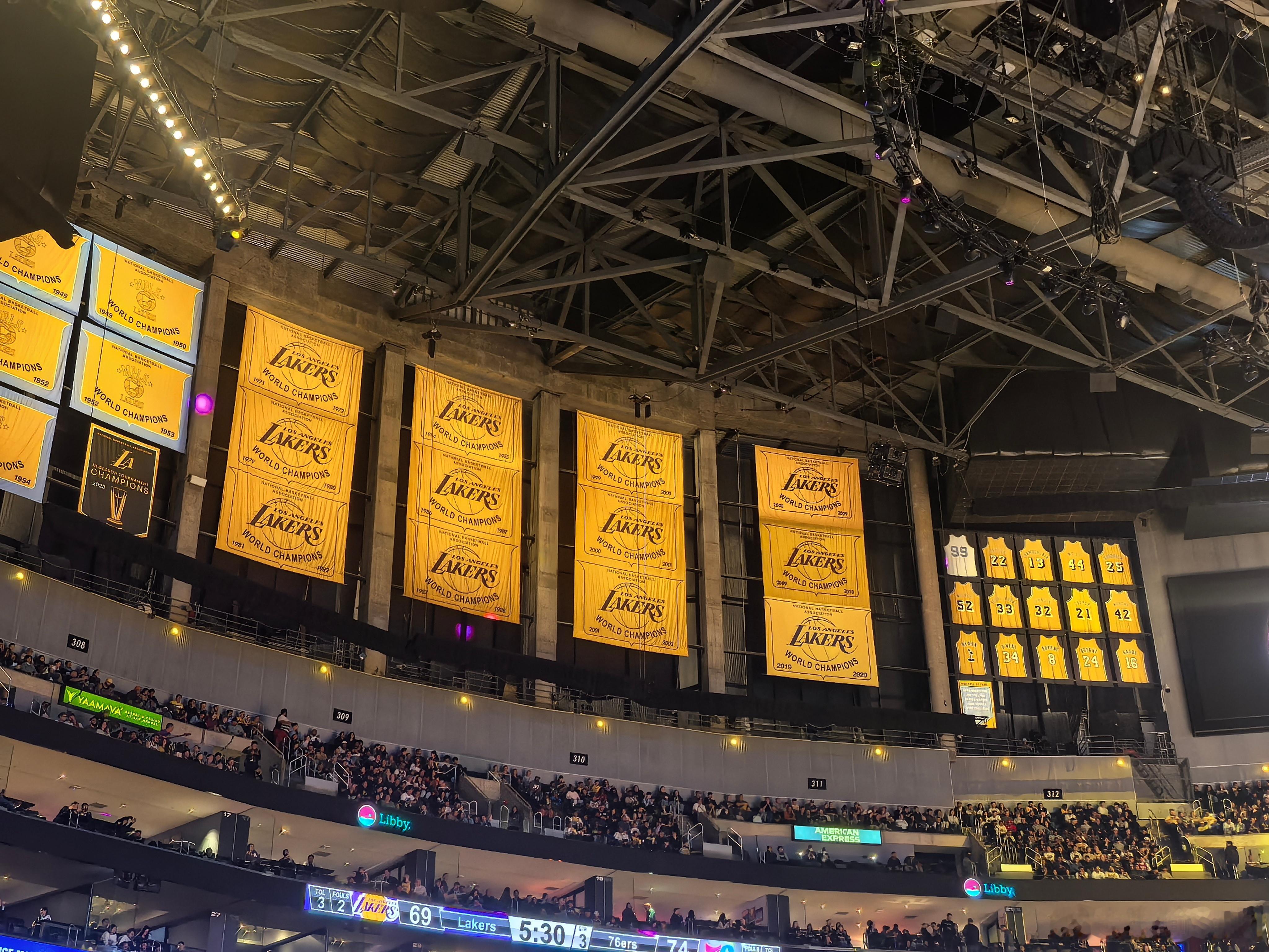 40岁老詹 尚能暴扣 美国·斯台普斯中心 Staples Center