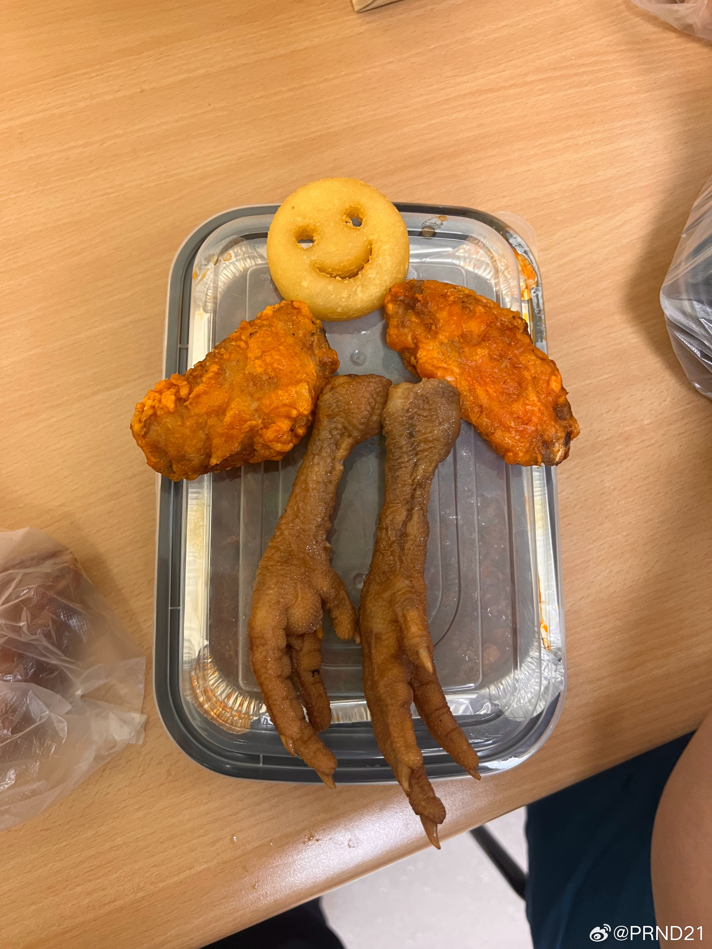 一个观察，北京随地吐痰、随地扔烟头、人行道点火烧纸等不文明行为的数量，比五年前、