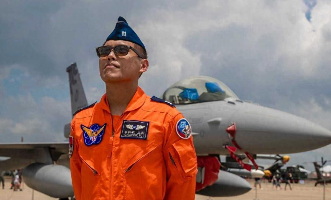 台军又一战机坠海！电脑故障、没防撞系统、连防寒衣都没有！

1月6日晚，台军一架