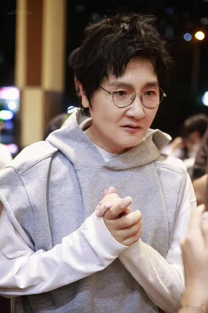 孙楠披哥唱你快回来太期待孙楠的初舞台了，披哥现场全开麦演绎《你快回来》。歌曲本身