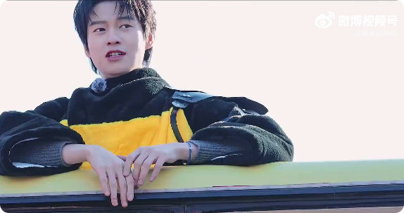 魏大勋蜜蜂服五连拍饭撒 魏大勋穿蜜蜂服又萌又会舞，五连拍饭撒直接戳中萌点，心都化