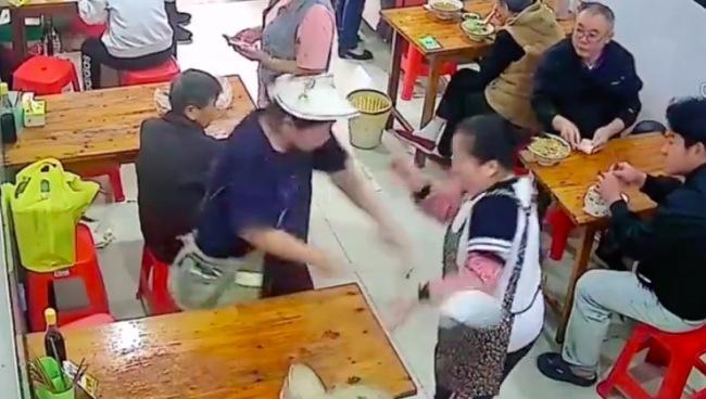 面馆里的一幕引热议：被老板娘轻拍一下，女子突然扔盘子
 
⚠️事件来自网络流传监