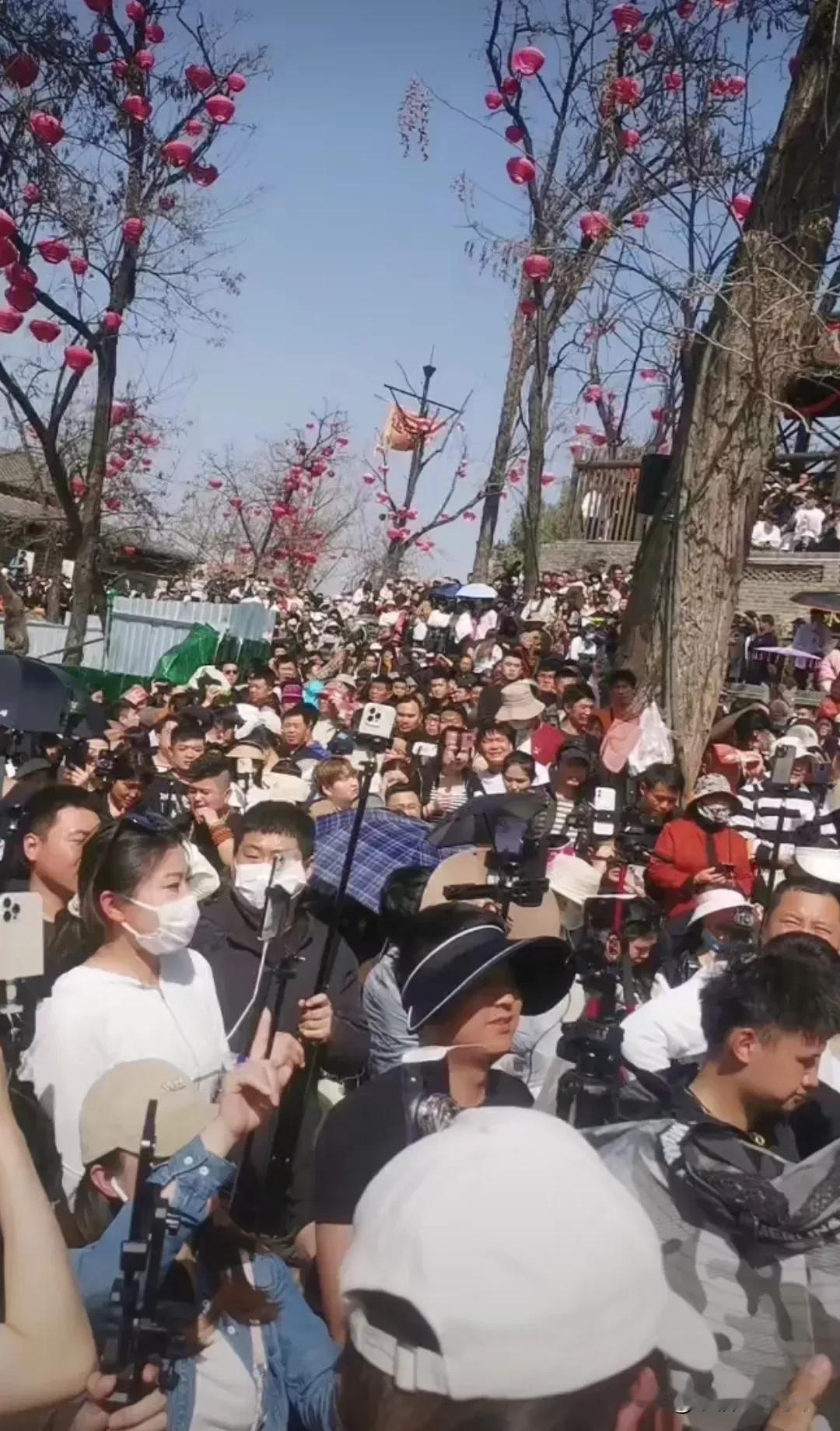 我感觉来这里的人分3种
1.找对象
2.拍视频赚钱
3.旅游
大家还有补充的吗？