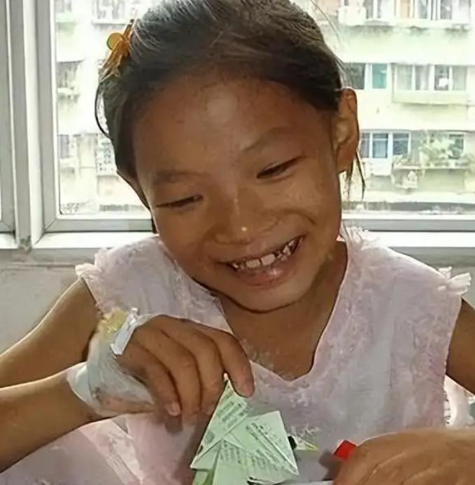 揪心！四川有个8岁小姑娘白血病到了最后阶段，日子所剩无几。她红着眼眶跟爸爸说：爸