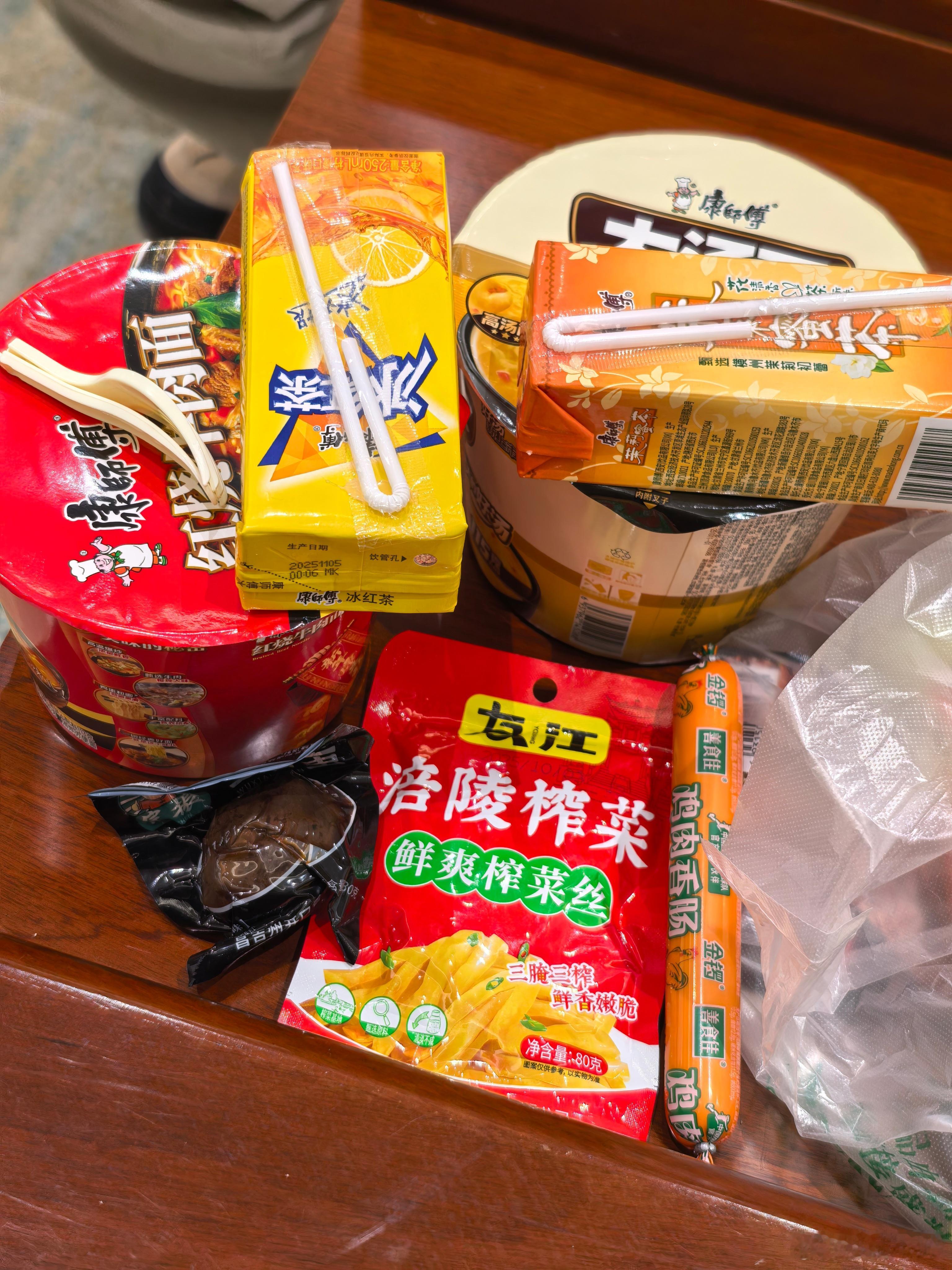 克拉玛依的休息室应该没想到有一天会满员被今天返程的媒体老师包圆了这一顿 堪称国宴