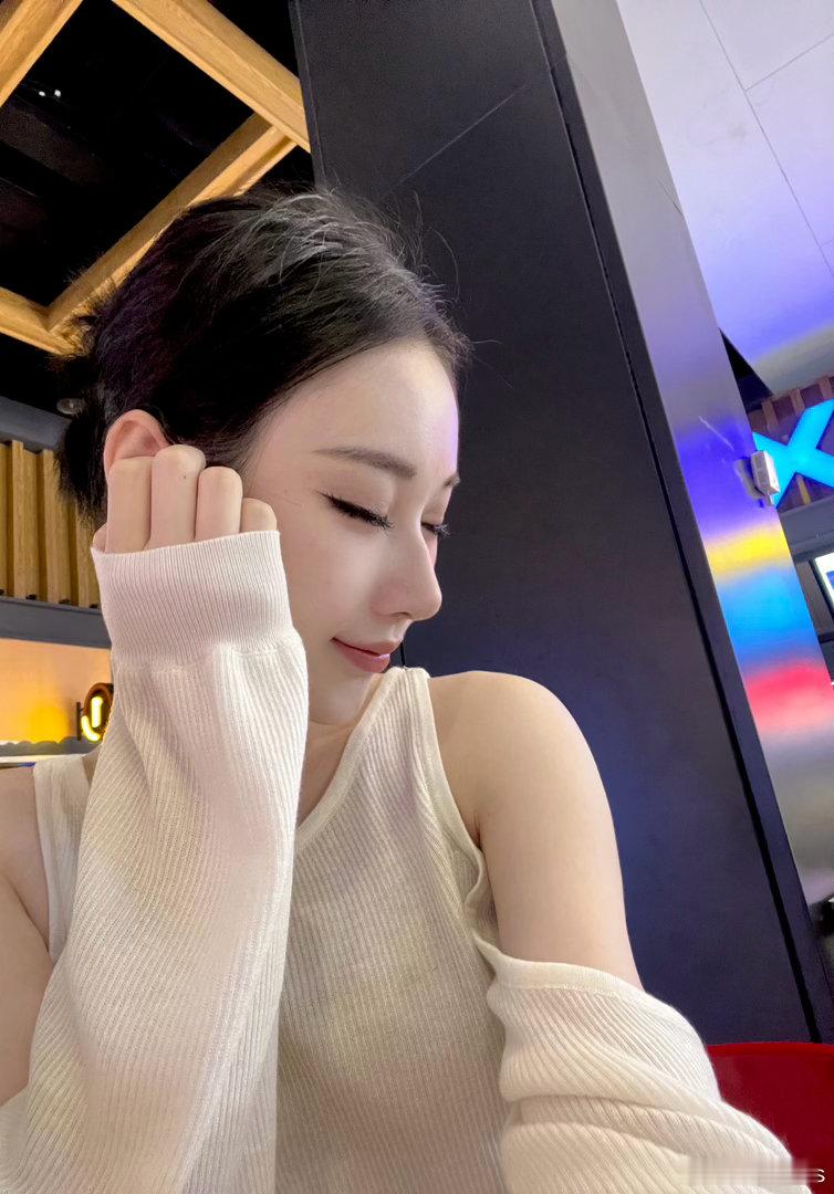 术后3个月目前状态：增生高发期了鼻背轻微泛红，鼻子不流鼻涕了，可喜可贺鼻头变大很