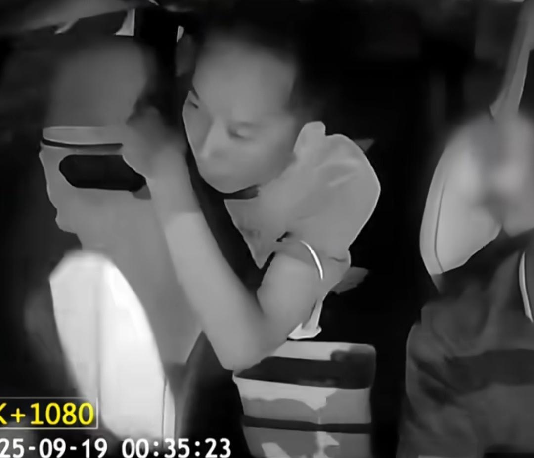 广东一司机拉拼车单，后排男子趁机摸前排女子，司机发声阻止反遭男子辱骂。司机告诉男