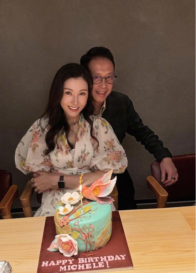 55岁“最美港姐”李嘉欣与富商许晋亨结婚16年，豪门生活令人羡慕。夫妻俩育有一子
