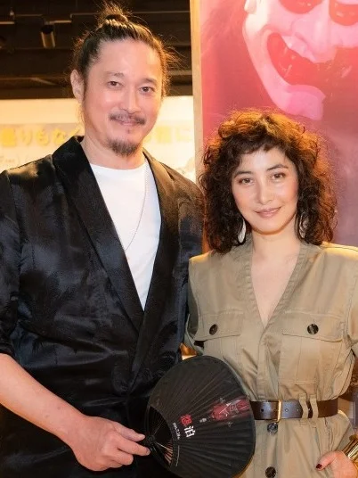 陈子聪病愈后首过中秋！与何超仪合照秀恩爱