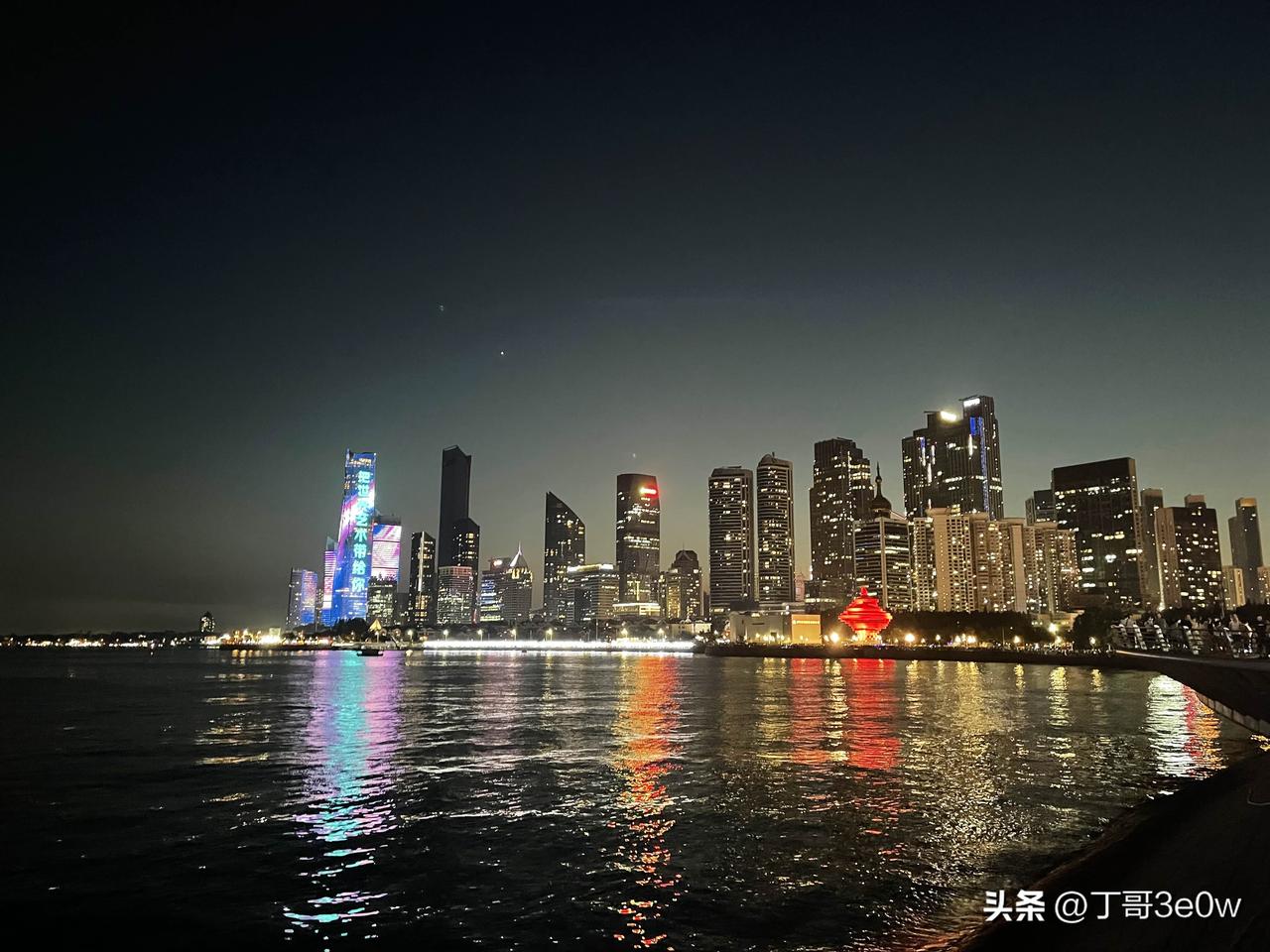 【昨日客流】
7月25日（周六）
武汉城市轨道交通线网客运量（含换乘）为328.