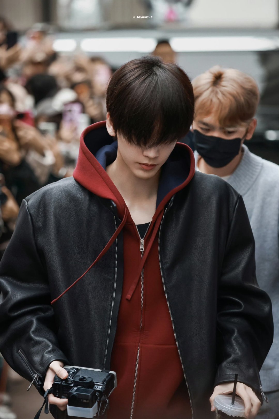 张凌赫素颜顺毛路透纯粹大帅哥！！顺毛也很顶啊。 