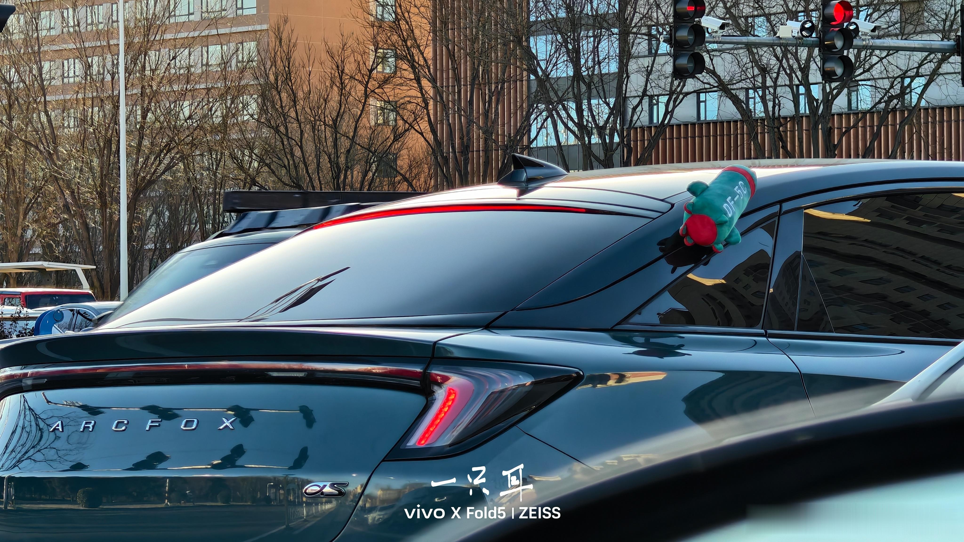 这辆极狐真好看，我从来没有觉得车外装玩偶能这么合适！ 