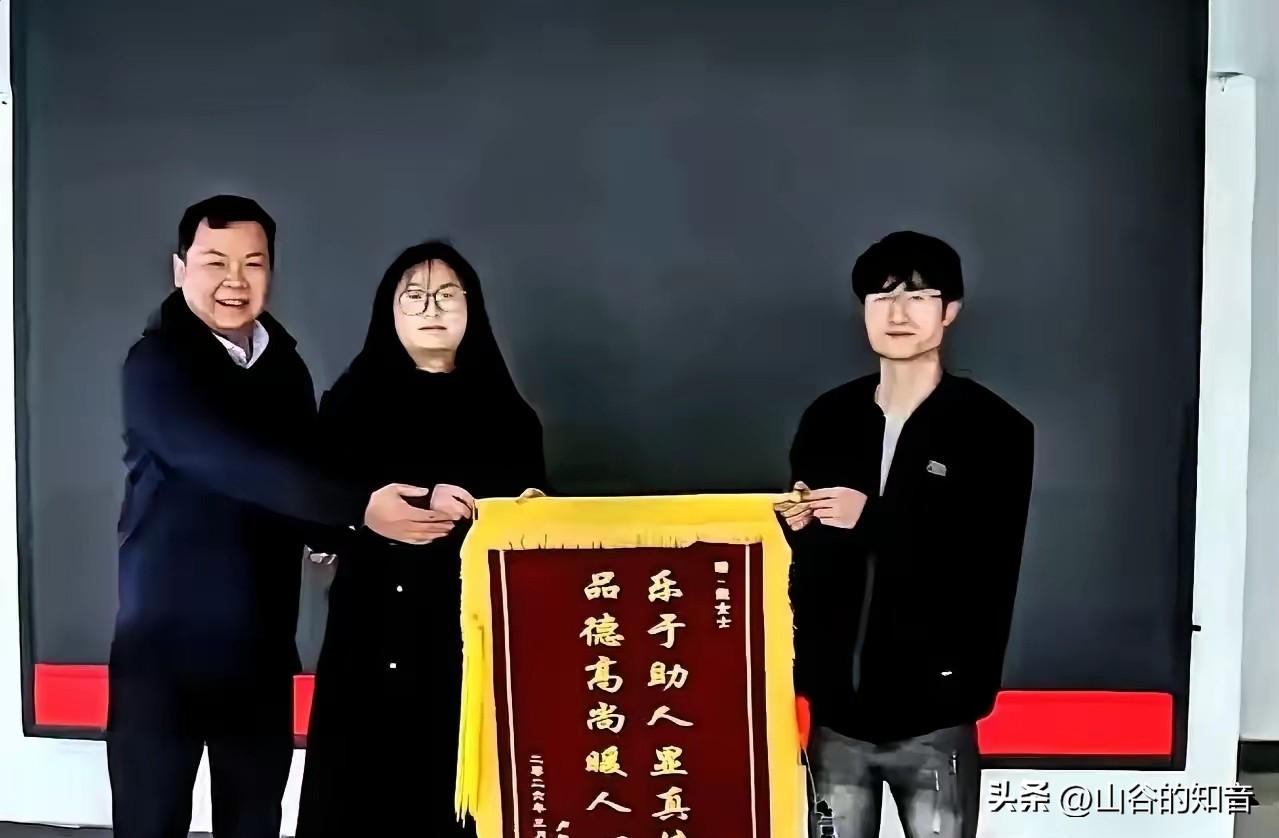 [微风]湖南，一网约车司机在接单途中突发疾病，于是他向后座的女乘客求助，没想到女