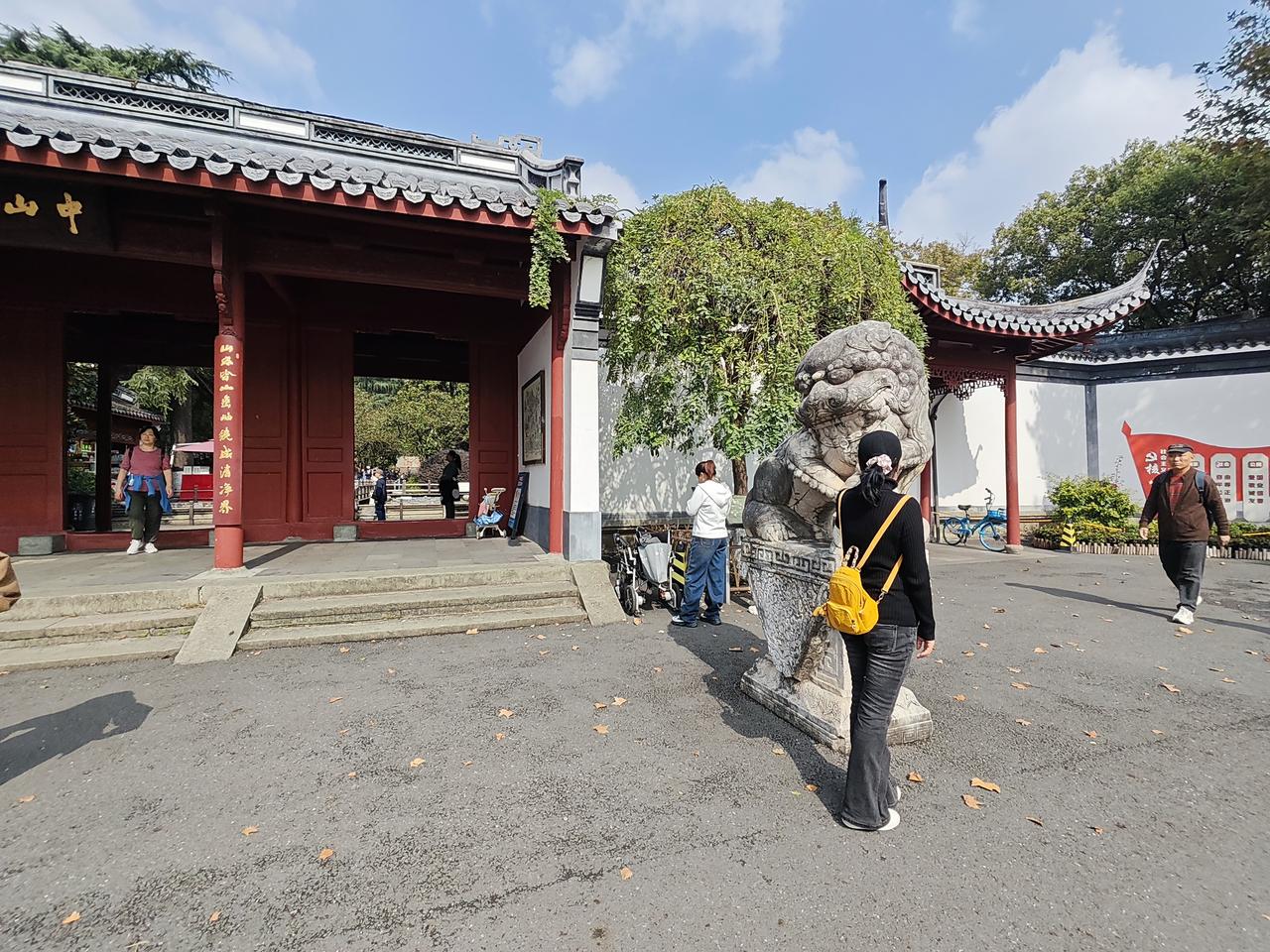 杭州中山公园位于西湖孤山，公园门前有一对汉白玉狮子，是明代时期遗留下来的，左边的
