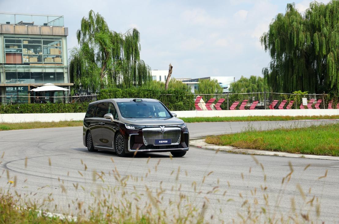 9月22日，岚图汽车李博晓与车评人陈震通过直播对2026款岚图梦想家进行赛道及极