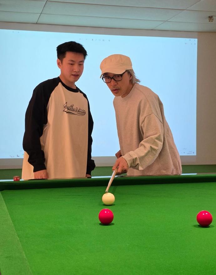 周星驰更新社媒：在不同类型的运动方面，我一向都很乐意教导别人，但今天有只迷途羔羊