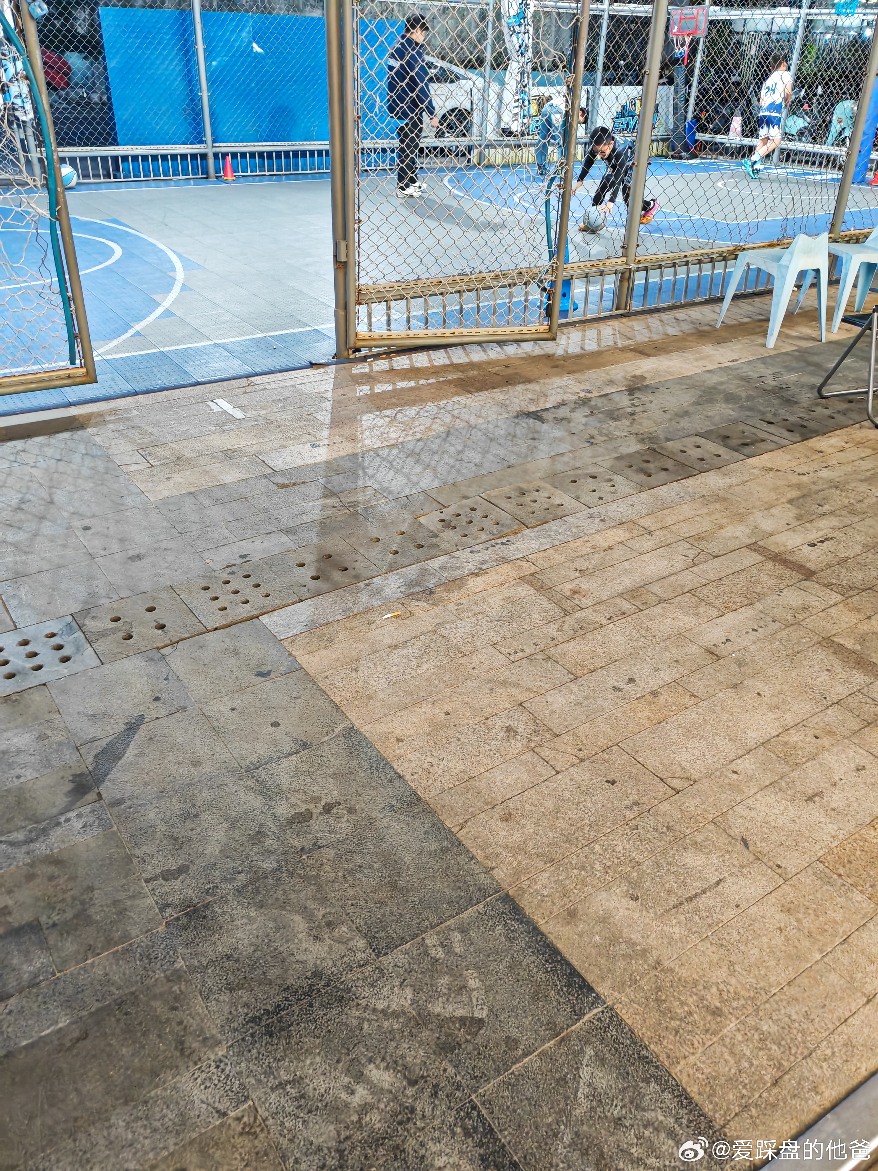 楼下篮球培训，这个点的这个班才3个孩子，家长都没钱了。 