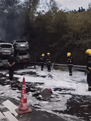 好惨！昨天下午厦蓉高速资中球溪路段发生汽车燃烧，大货车上拉的小车全部烧成光架架了