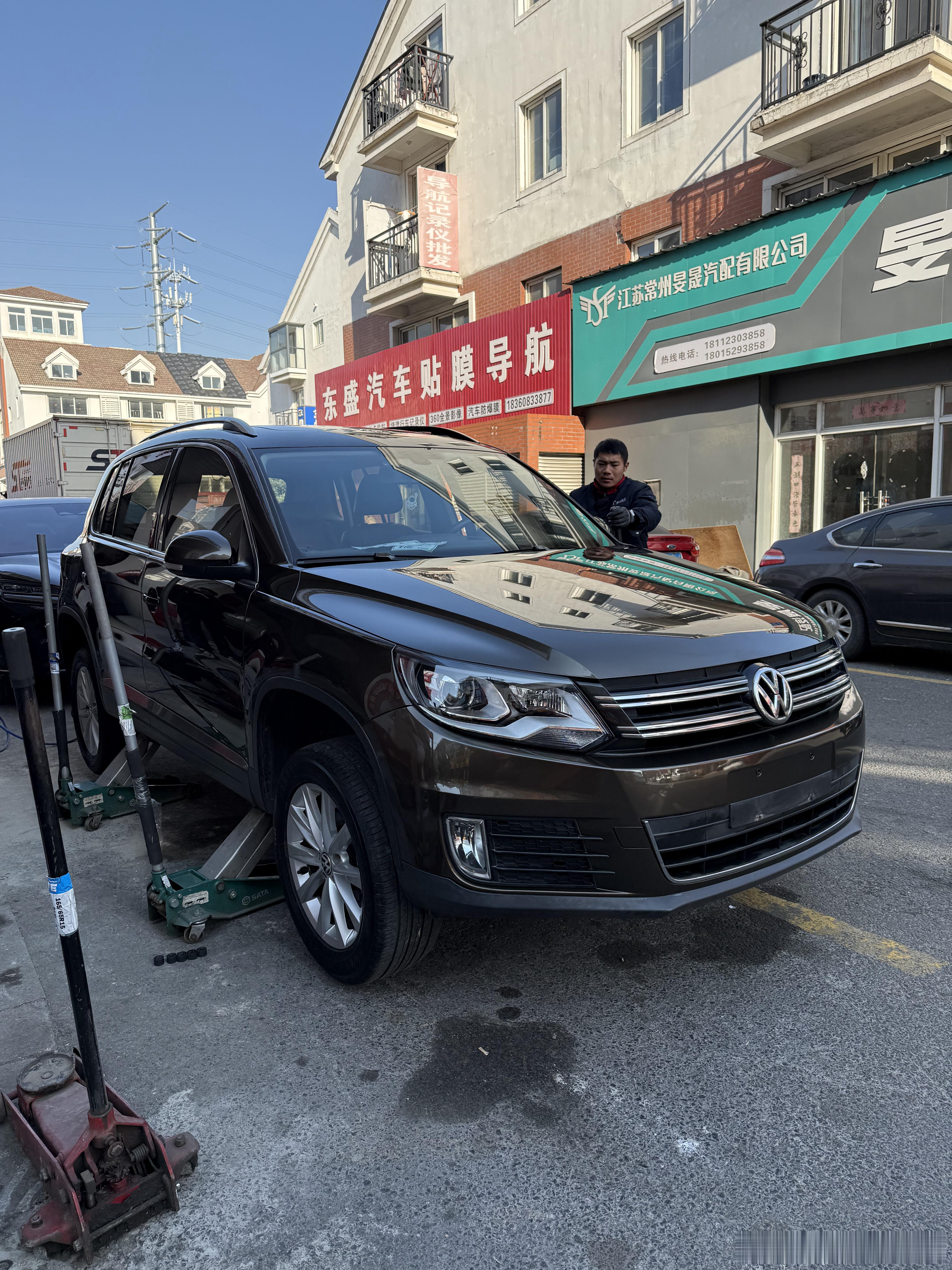 途观换两条胎准备交车，10万公里两条后轮居然还是原厂的，顶起来悬挂拉高了我以为途