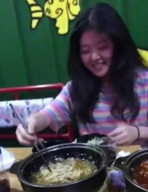 网恋两年的女友今天终于见面了。