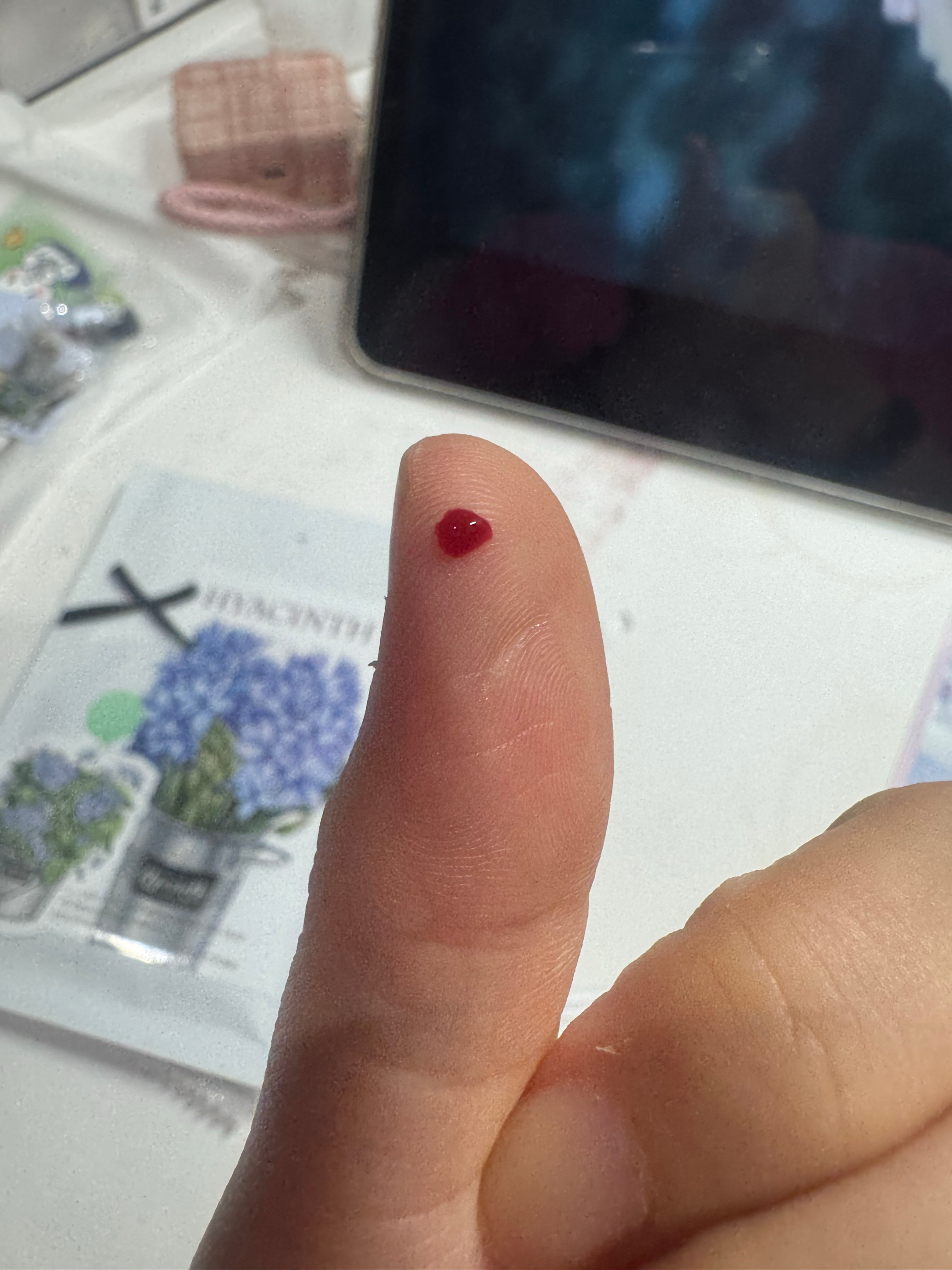 谨慎用刀被扎了一下就滋滋冒血，不过就这一滴擦掉就没了之前水果刀切到的流了半小时止