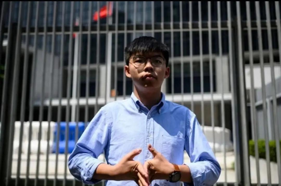 这位反中乱港分子黄之锋，串谋勾结境外势力危害国家安全罪，今日当庭认罪了。像他这种