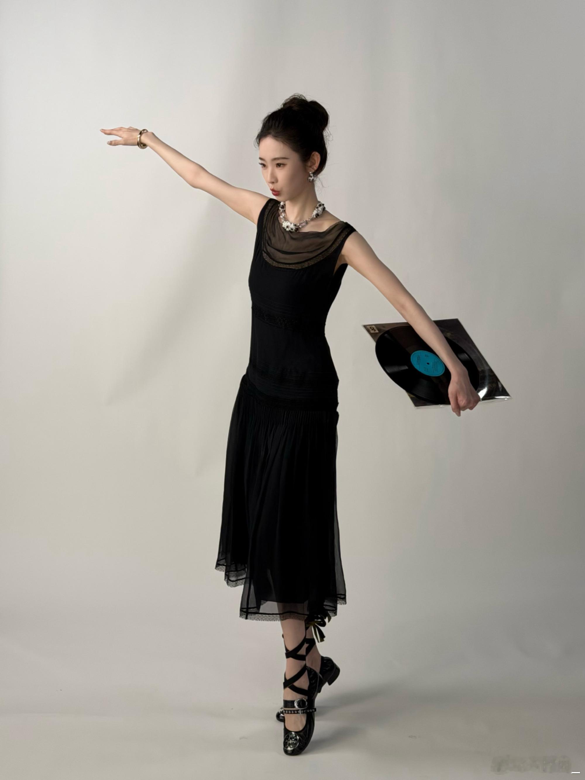 旋律轻启，随心起舞。演员搭配TORYBURCH2026早秋系列 REVA PUN