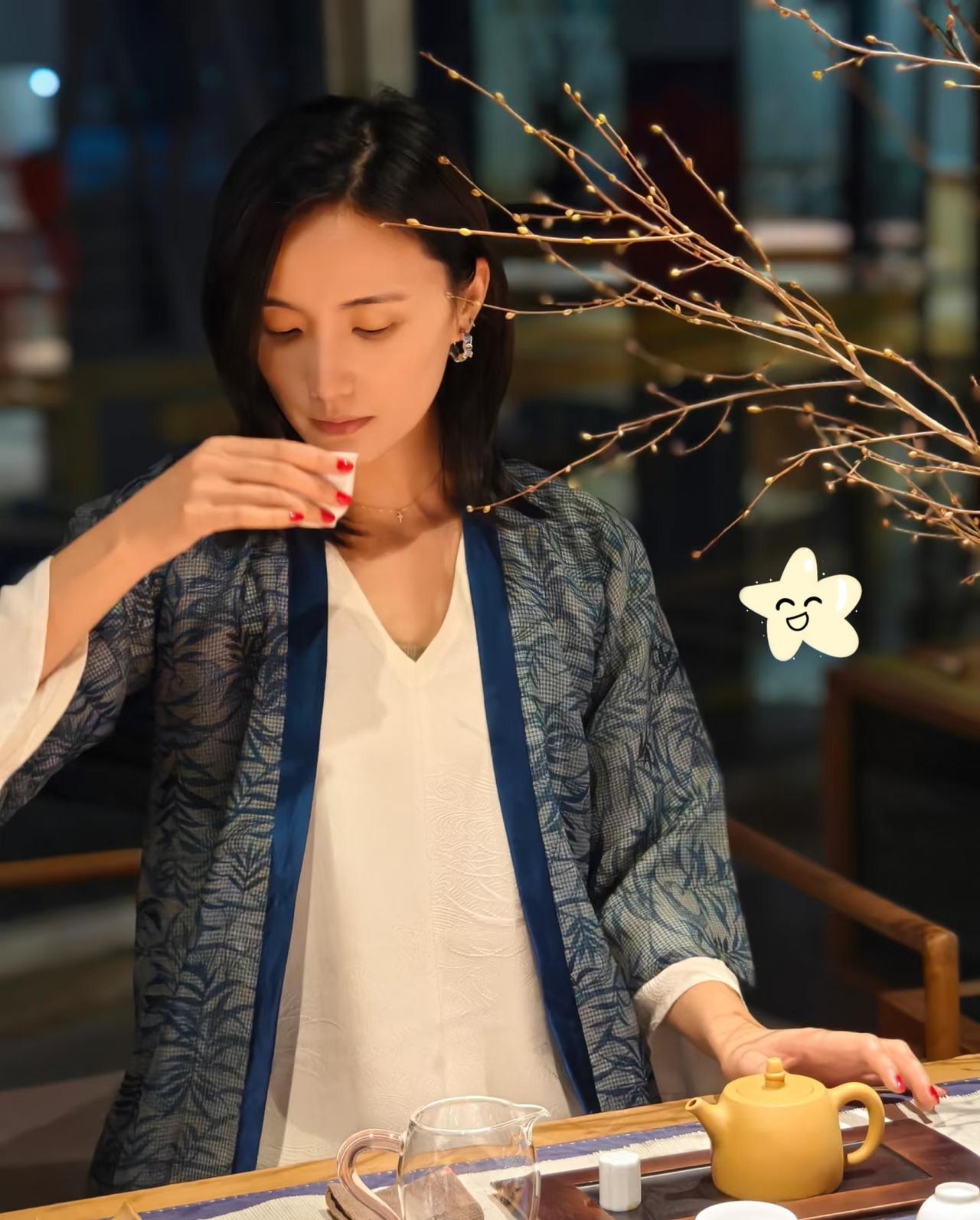 特意去深挖了下海哈金喜的家庭背景，没想到她父母这么有料！


         