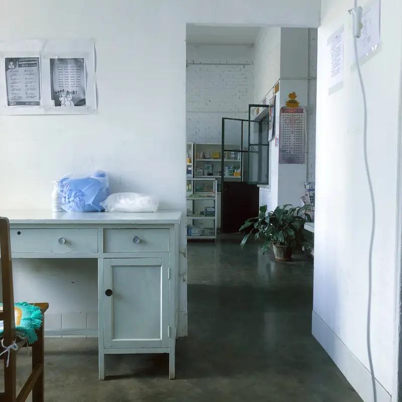 高中生自学中医开“诊室”这事，乍一听挺唬人，实则隐患重重。中医这门学问，博大精深