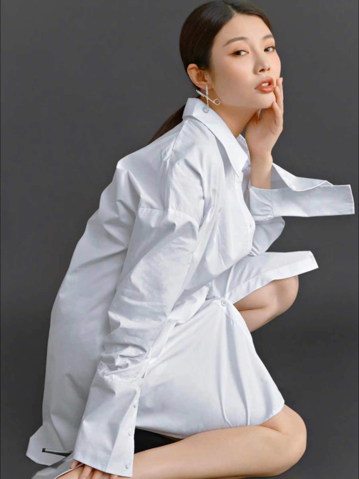 这么好的好身材，被白色衬衫包裹之下，凸显出优雅又性感的美丽，果然徐冬冬穿白衬衫钓