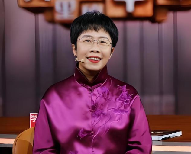 你敢信吗？前阵子还在诗词大会上温温柔柔讲唐诗宋词的蒙曼，就因为聊了几句清朝，直接