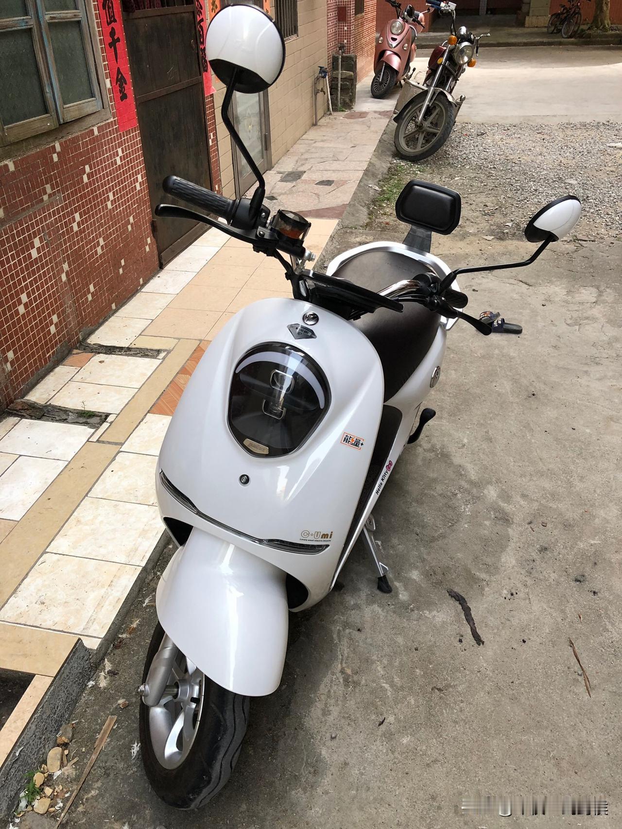 冒着雨，去见网友。
她问我：你快到了吗？
我说：还有500米。
她问：你开的什么