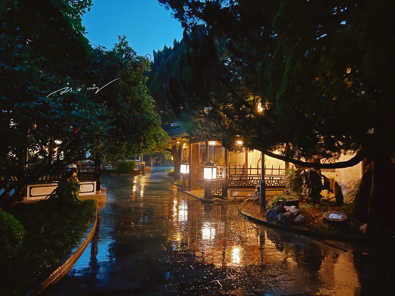 刚刚上海大暴雨，我被困在几乎空无一人的“桂林公园”，呆在这雷声滚滚的江南园林里，